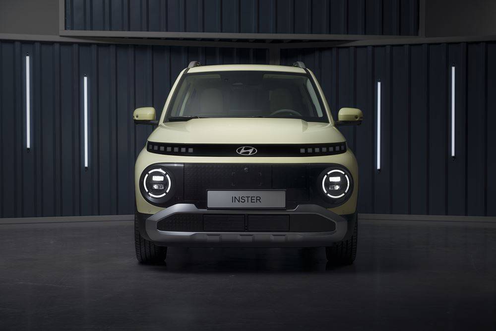Le mini SUV urbain électrique Hyundai Inster affiche un profil de SUV robuste