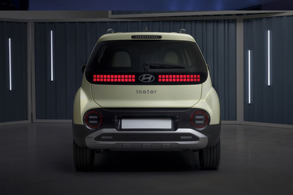 Le mini SUV urbain électrique Hyundai Inster affiche un profil de SUV robuste