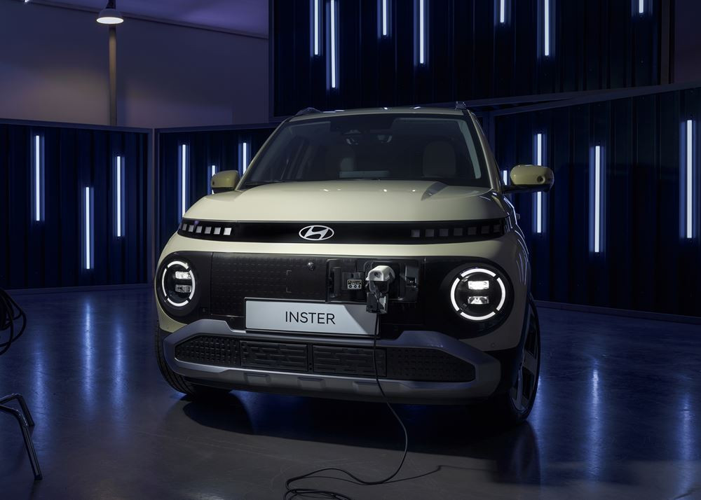 Le mini SUV urbain électrique Hyundai Inster affiche un profil de SUV robuste