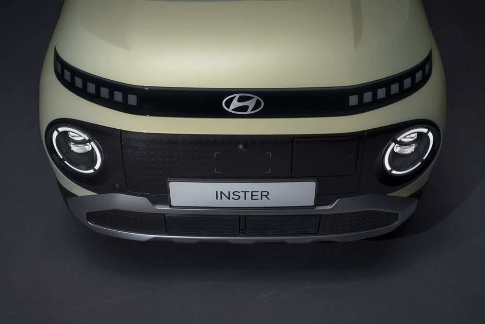 Le mini SUV urbain électrique Hyundai Inster affiche un profil de SUV robuste