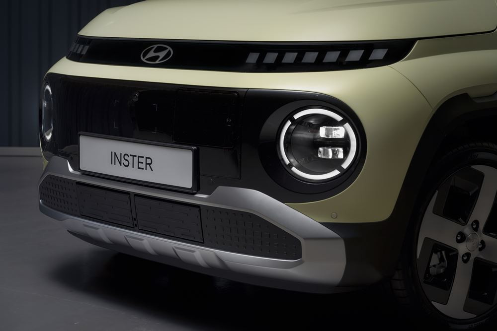 Le mini SUV urbain électrique Hyundai Inster affiche un profil de SUV robuste