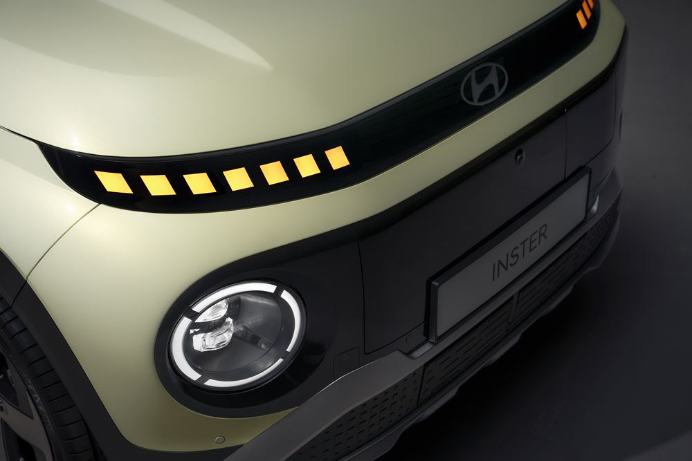 Le mini SUV urbain électrique Hyundai Inster affiche un profil de SUV robuste