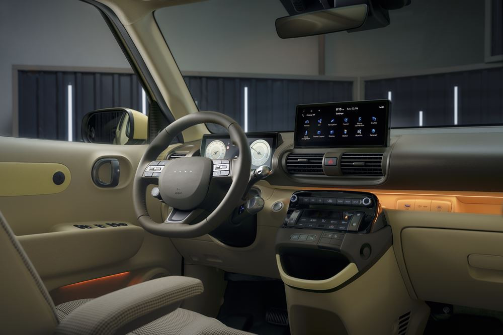 Le mini SUV urbain électrique Hyundai Inster affiche un profil de SUV robuste