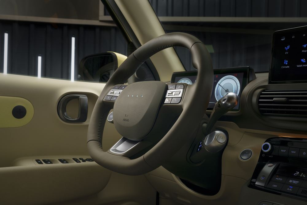 Le mini SUV urbain électrique Hyundai Inster affiche un profil de SUV robuste