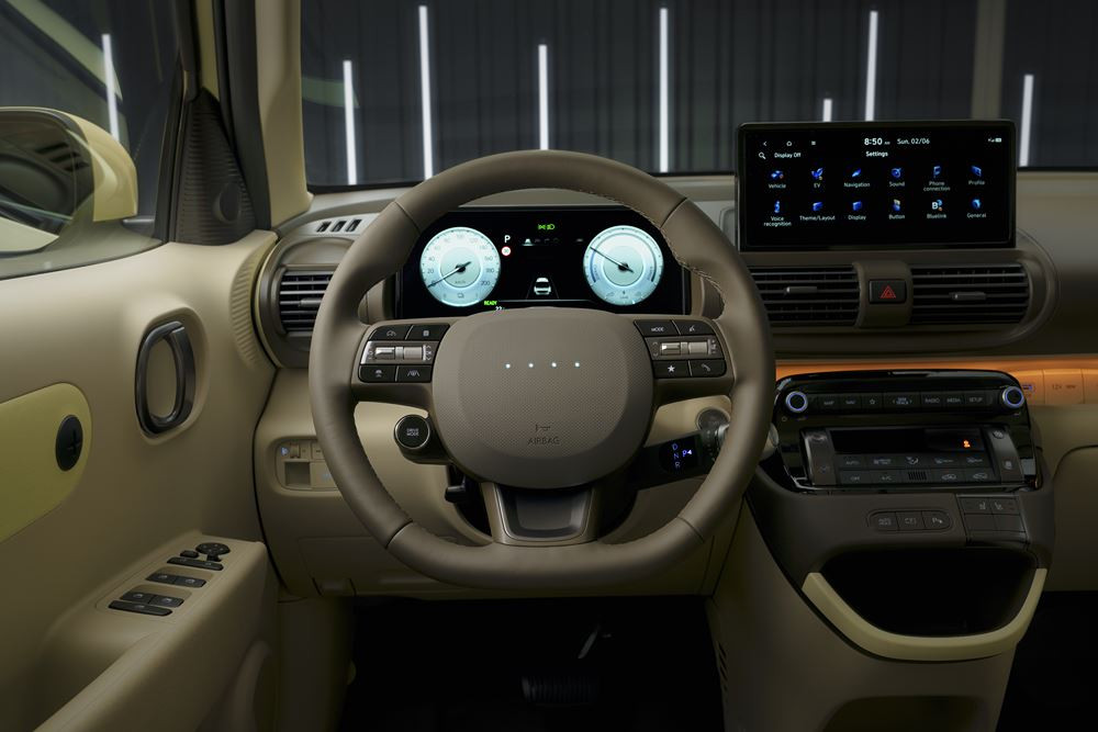 Le mini SUV urbain électrique Hyundai Inster affiche un profil de SUV robuste
