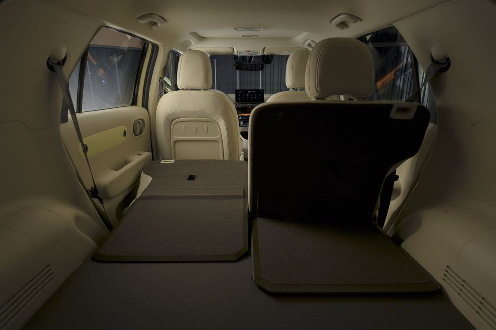 Le mini SUV urbain électrique Hyundai Inster affiche un profil de SUV robuste