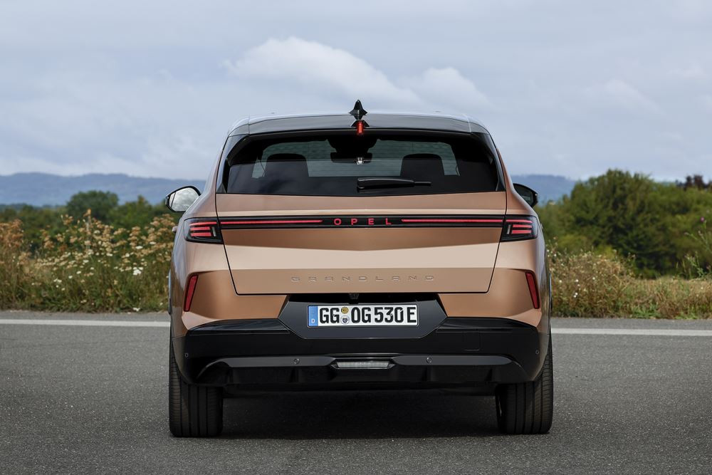 Le SUV Opel Grandland Electric 98 kWh peut parcourir jusqu'à 700 kilomètres batterie pleine