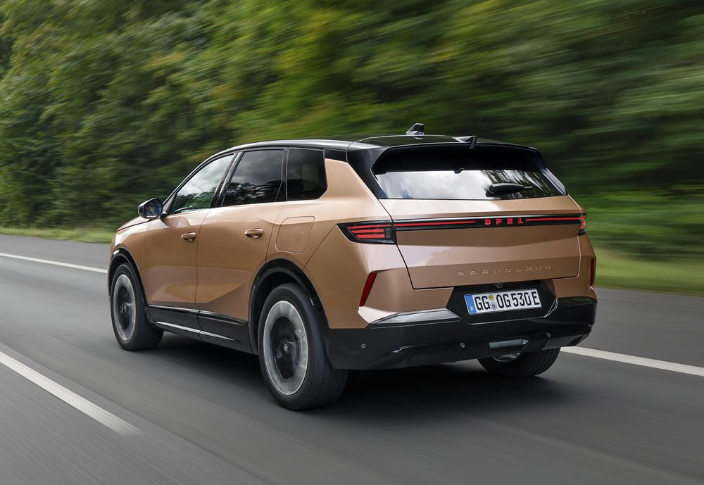 Le SUV Opel Grandland Electric 98 kWh peut parcourir jusqu'à 700 kilomètres batterie pleine