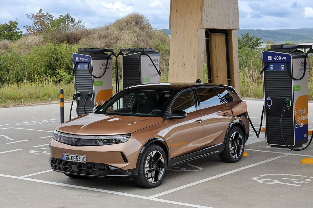 Le SUV Opel Grandland Electric 98 kWh peut parcourir jusqu'à 700 kilomètres batterie pleine
