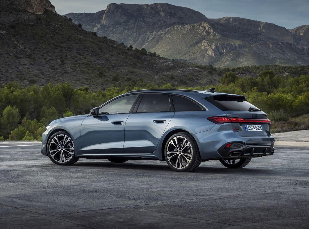 La ligne de toit dynamique de l'Audi A5 Avant recouvre une lunette arrière plate