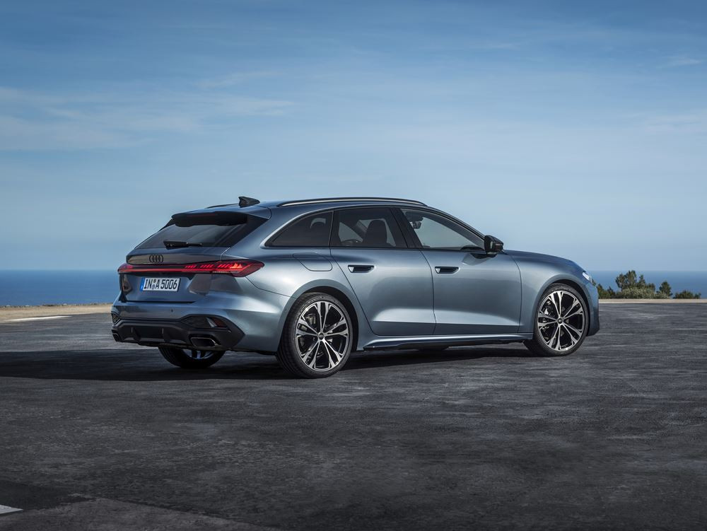La ligne de toit dynamique de l'Audi A5 Avant recouvre une lunette arrière plate