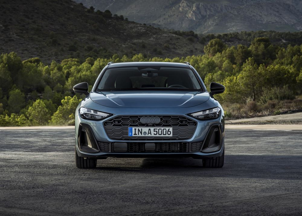 La ligne de toit dynamique de l'Audi A5 Avant recouvre une lunette arrière plate