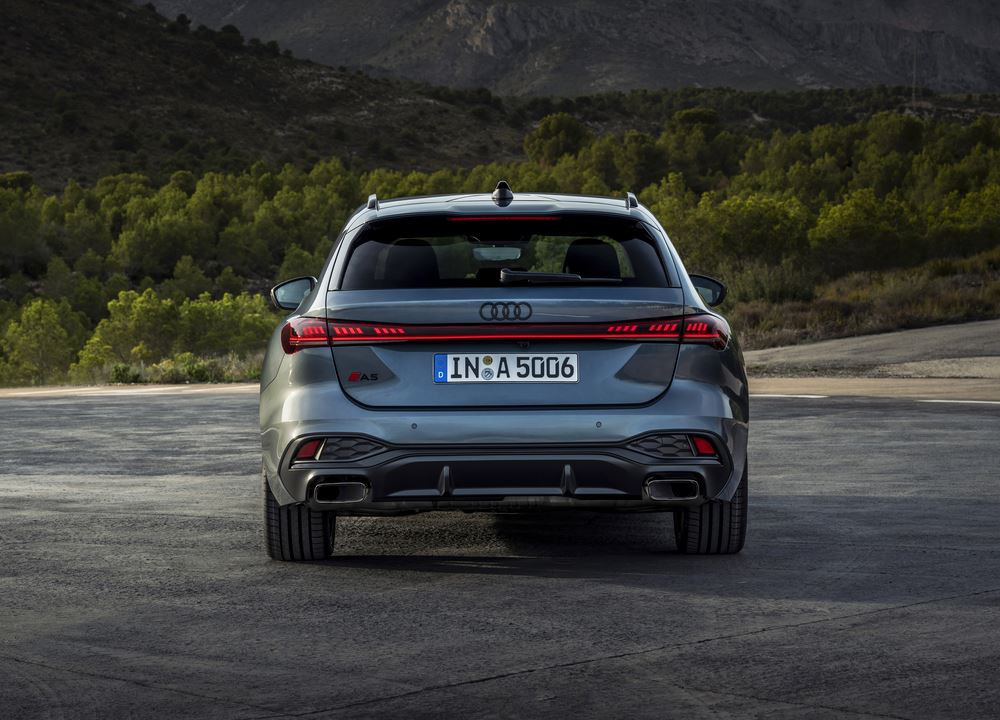 La ligne de toit dynamique de l'Audi A5 Avant recouvre une lunette arrière plate