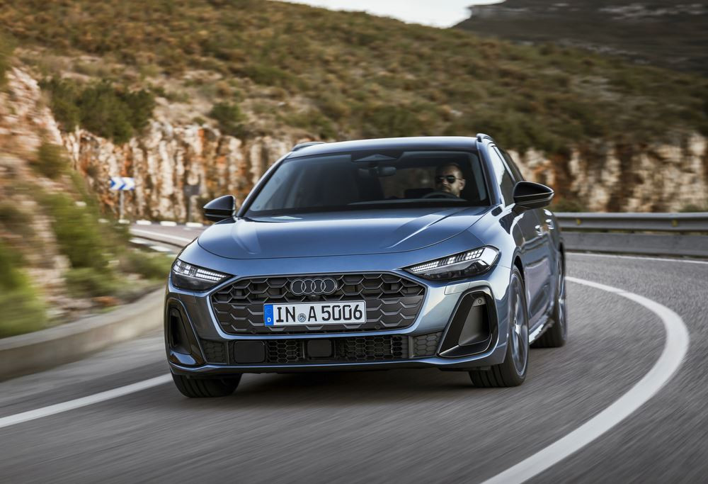 La ligne de toit dynamique de l'Audi A5 Avant recouvre une lunette arrière plate