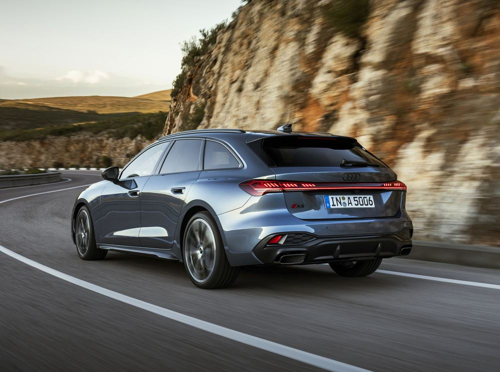 La ligne de toit dynamique de l'Audi A5 Avant recouvre une lunette arrière plate