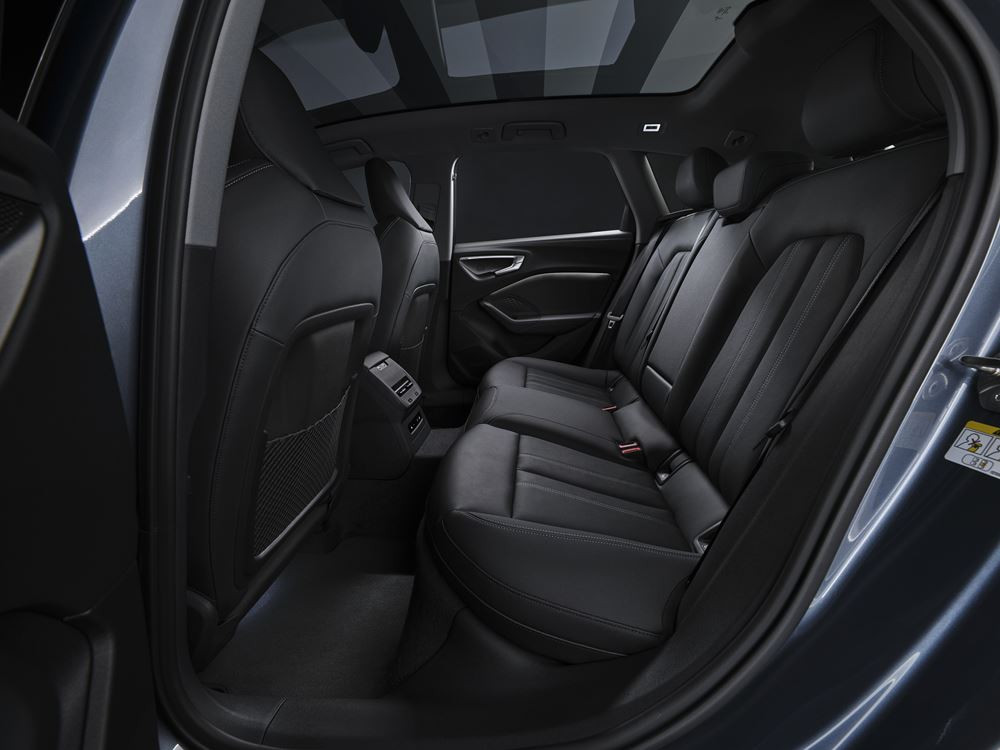 La ligne de toit dynamique de l'Audi A5 Avant recouvre une lunette arrière plate
