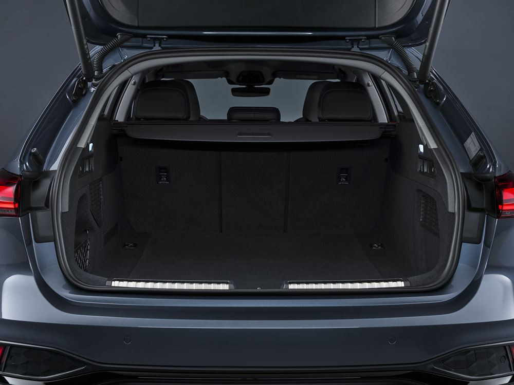 La ligne de toit dynamique de l'Audi A5 Avant recouvre une lunette arrière plate