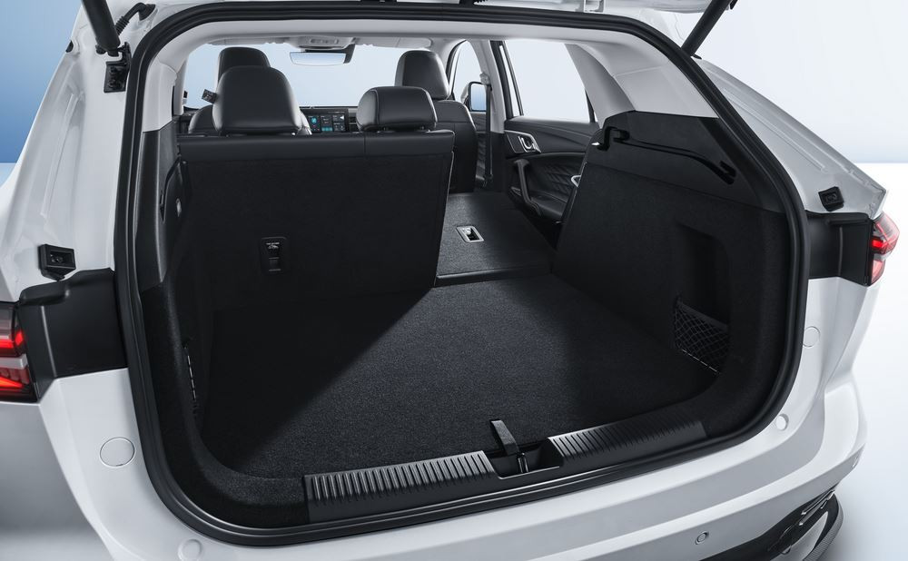Le SUV familial hybride rechargeable MG EHS affiche un design épuré