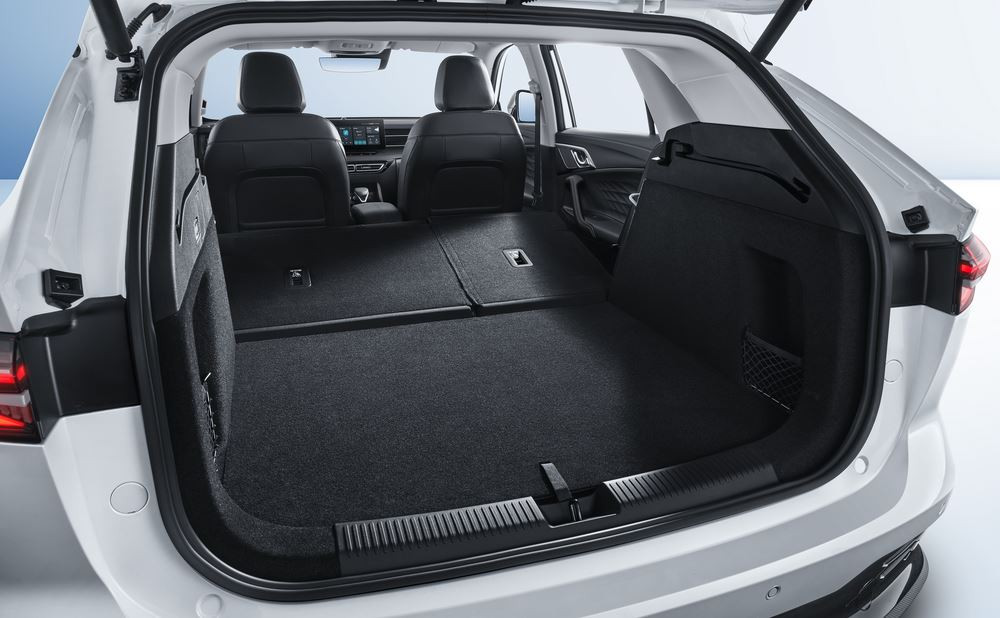 Le SUV familial hybride rechargeable MG EHS affiche un design épuré