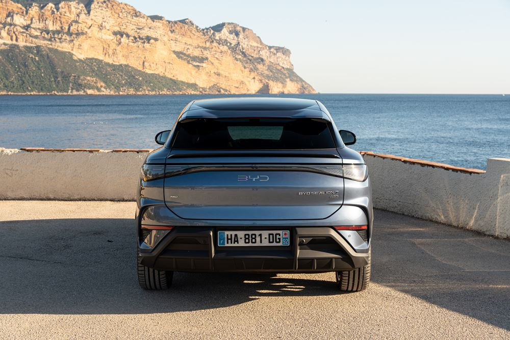 Le SUV familial électrique Byd Sealion 7 affiche une allure athlétique