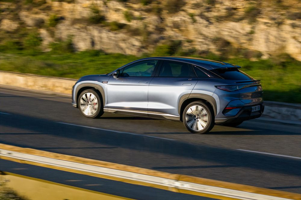 Le SUV familial électrique Byd Sealion 7 affiche une allure athlétique
