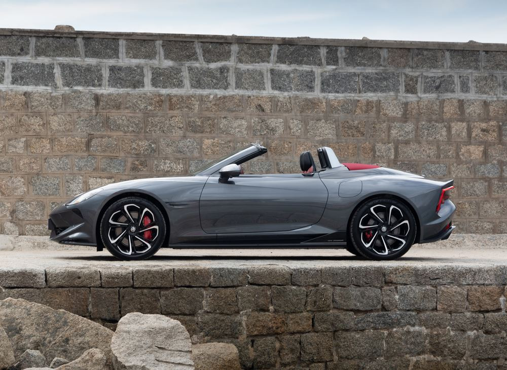 Le roadster sportif électrique Cyberster perpétue la lignée des voitures de sport MG