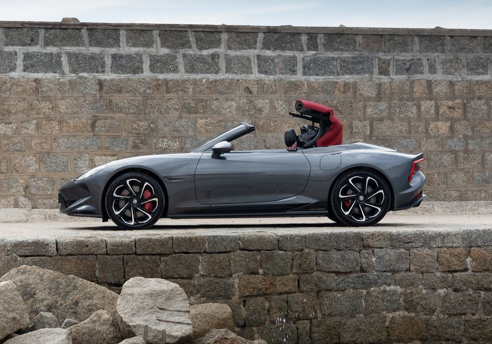 Le roadster sportif électrique Cyberster perpétue la lignée des voitures de sport MG