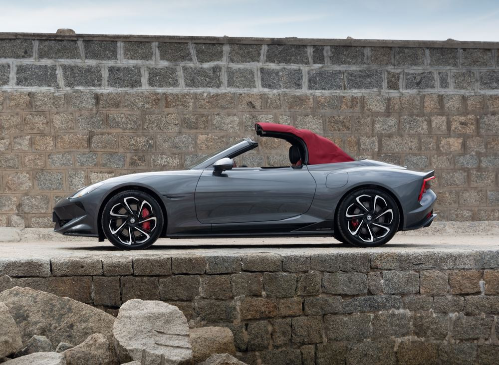 Le roadster sportif électrique Cyberster perpétue la lignée des voitures de sport MG