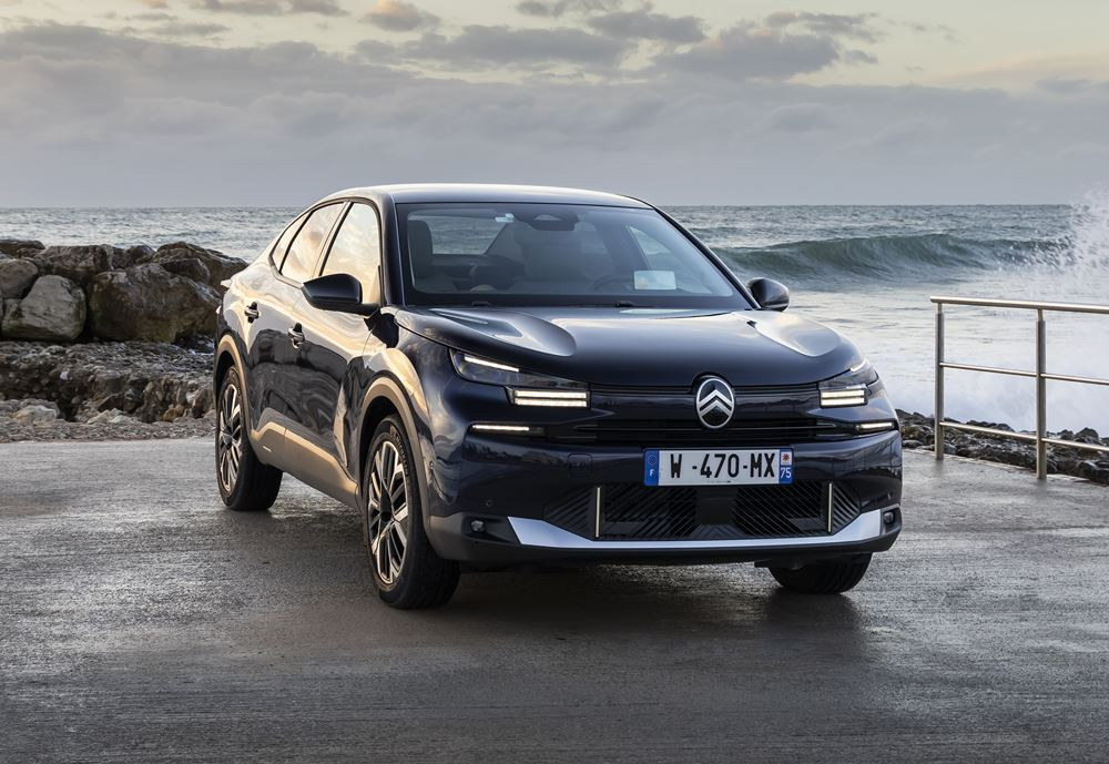 La berline quatre portes électrique Citroën ë-C4 X 115 kW - 54 kWh affiche jusqu'à 427 km d'autonomie WLTP