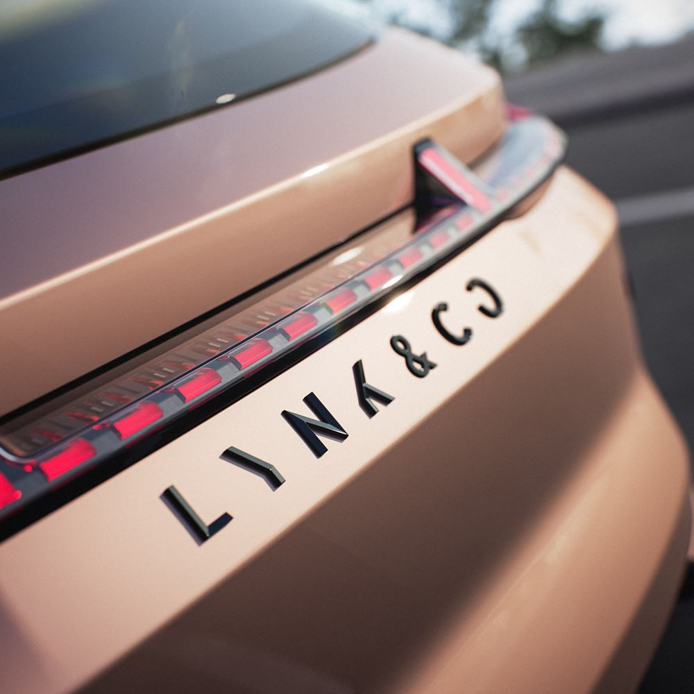 Le SUV Lynk & Co 08 hydride rechargeable offre une autonomie électrique de 200 km