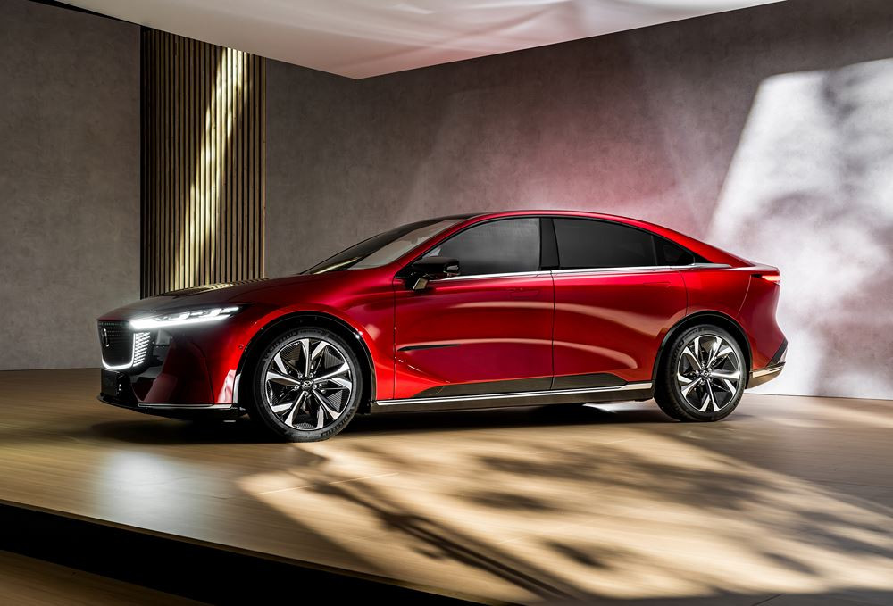 La grande berline cinq portes électrique Mazda6e affiche un style racé