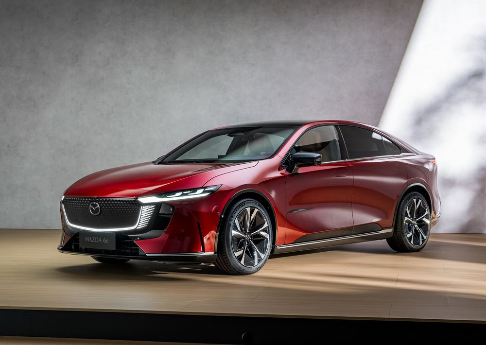 La grande berline cinq portes électrique Mazda6e affiche un style racé
