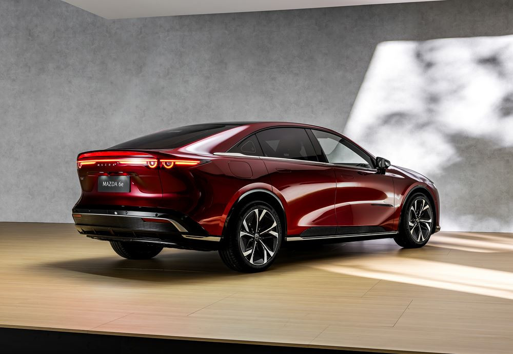 La grande berline cinq portes électrique Mazda6e affiche un style racé