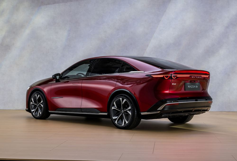 La grande berline cinq portes électrique Mazda6e affiche un style racé