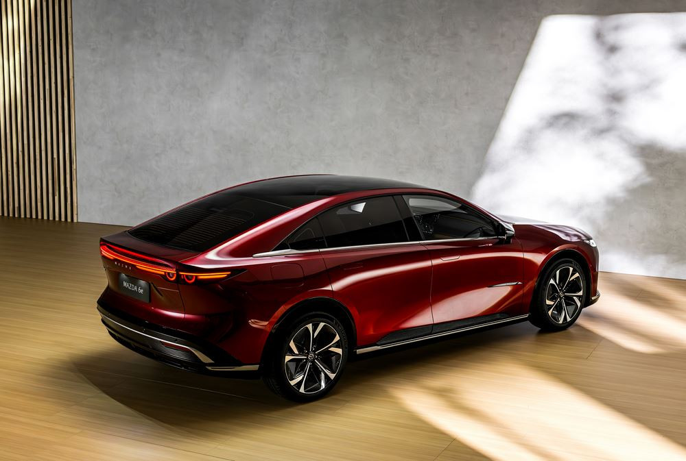 La grande berline cinq portes électrique Mazda6e affiche un style racé