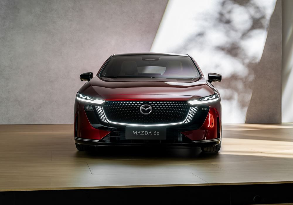 La grande berline cinq portes électrique Mazda6e affiche un style racé