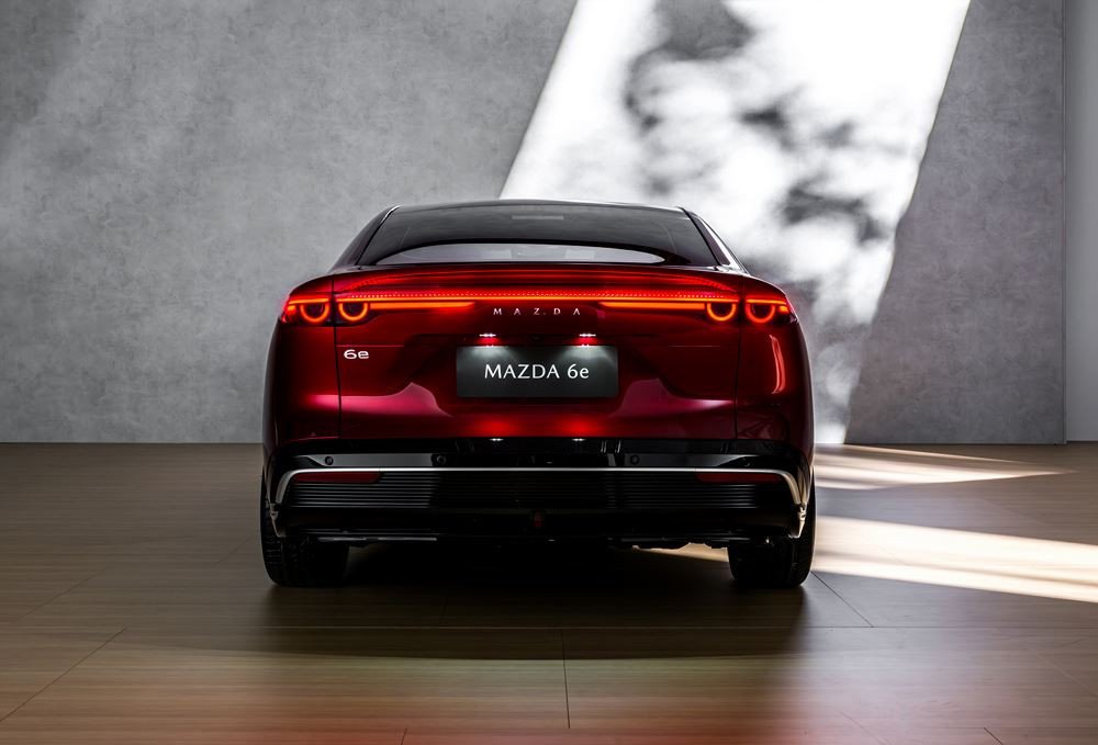 La grande berline cinq portes électrique Mazda6e affiche un style racé