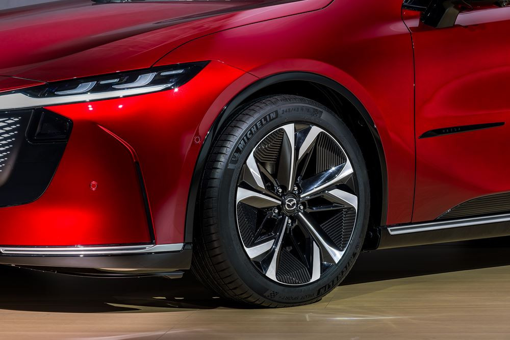 La grande berline cinq portes électrique Mazda6e affiche un style racé