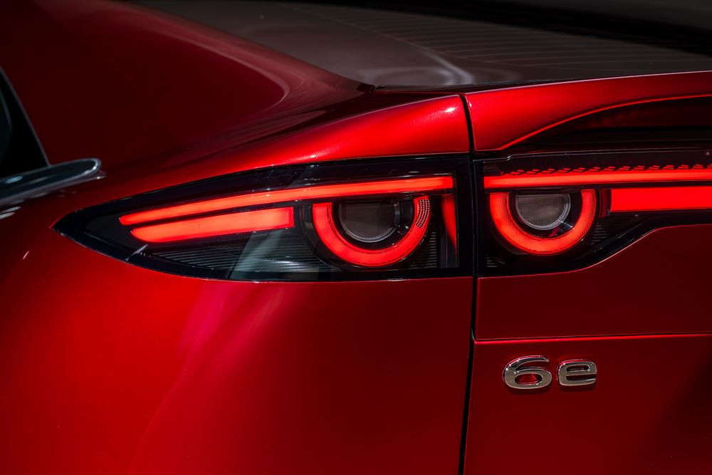 La grande berline cinq portes électrique Mazda6e affiche un style racé
