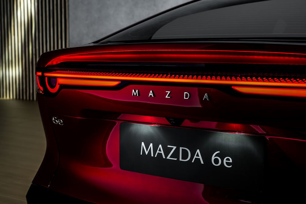 La grande berline cinq portes électrique Mazda6e affiche un style racé