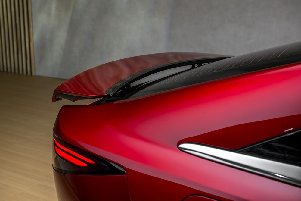 La grande berline cinq portes électrique Mazda6e affiche un style racé