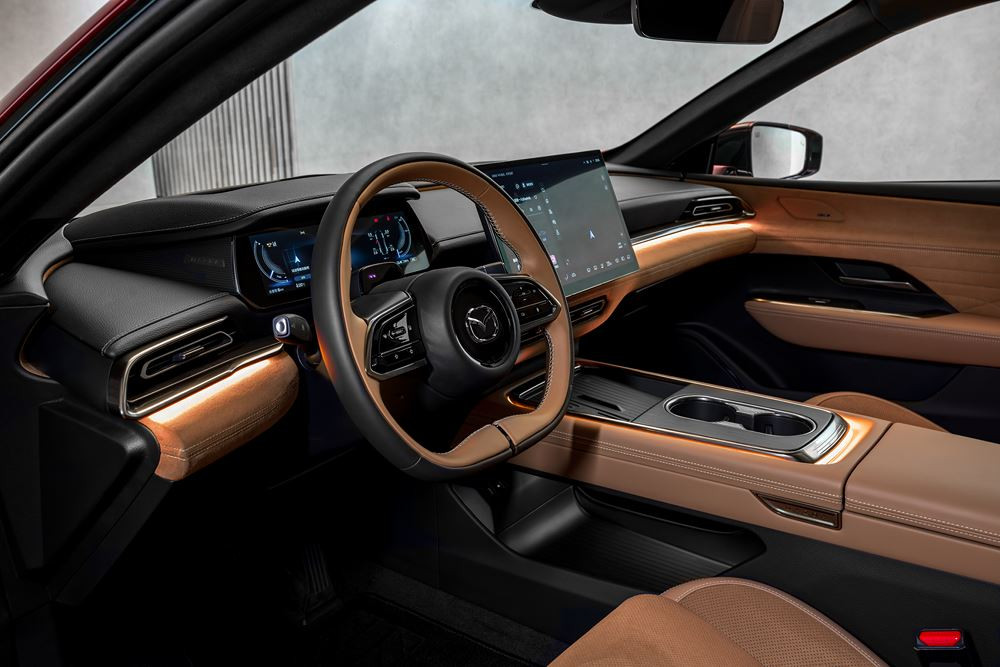La grande berline cinq portes électrique Mazda6e affiche un style racé