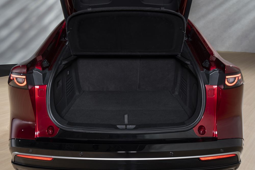 La grande berline cinq portes électrique Mazda6e affiche un style racé