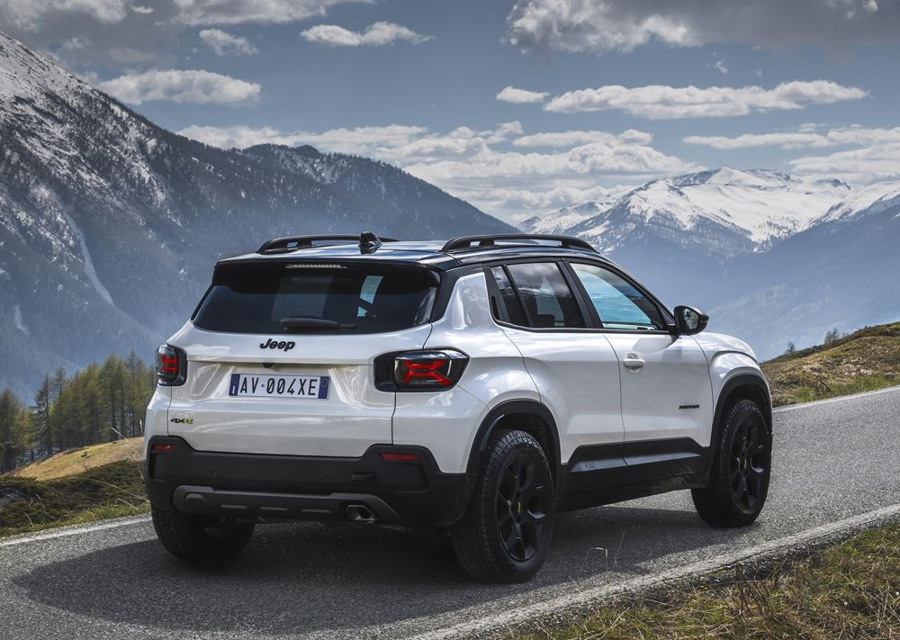 La Jeep Avenger 4xe embarque une transmission intégrale pour les surfaces abruptes et difficiles