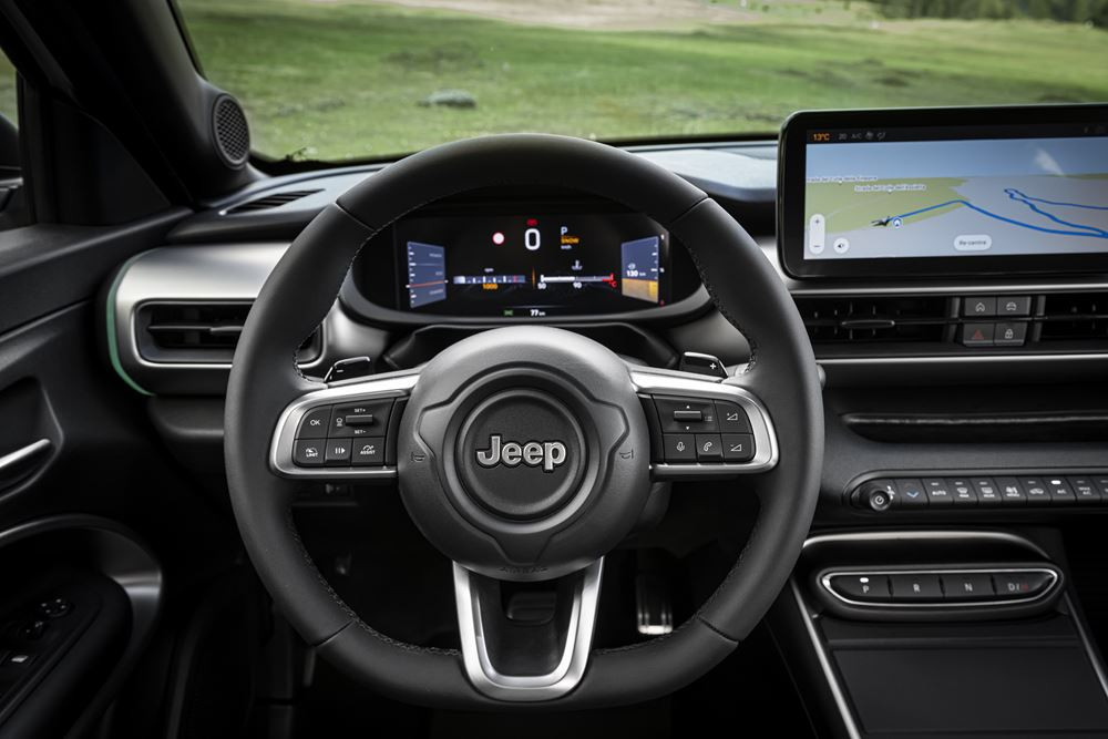 La Jeep Avenger 4xe embarque une transmission intégrale pour les surfaces abruptes et difficiles