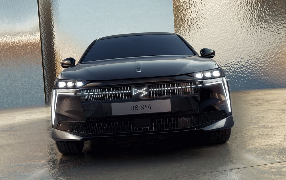 La berline compacte DS N°4 s'affirme à travers une nouvelle identité de face avant