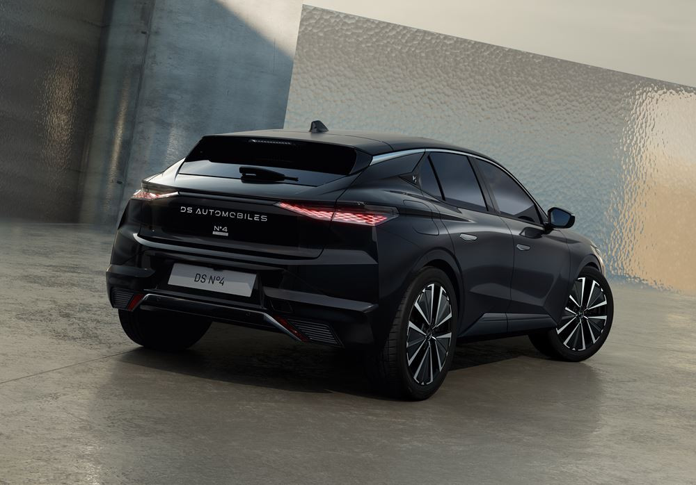 La berline compacte électrique DS N°4 E-Tense affiche une autonomie WLTP de 450 km