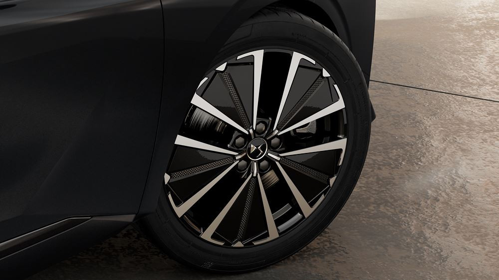 La berline compacte électrique DS N°4 E-Tense affiche une autonomie WLTP de 450 km