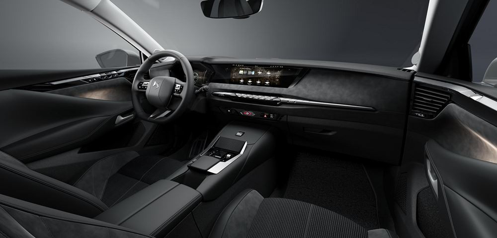 La berline compacte électrique DS N°4 E-Tense affiche une autonomie WLTP de 450 km