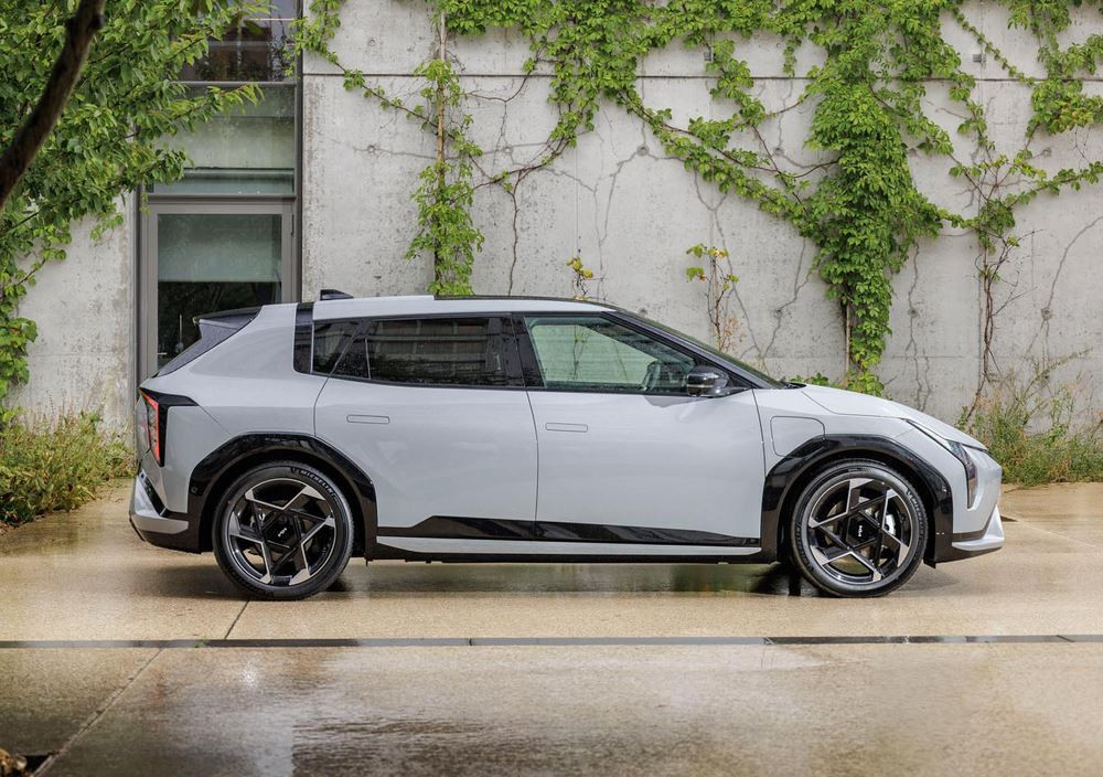 La berline cinq portes électrique Kia EV4 affiche un design contemporain